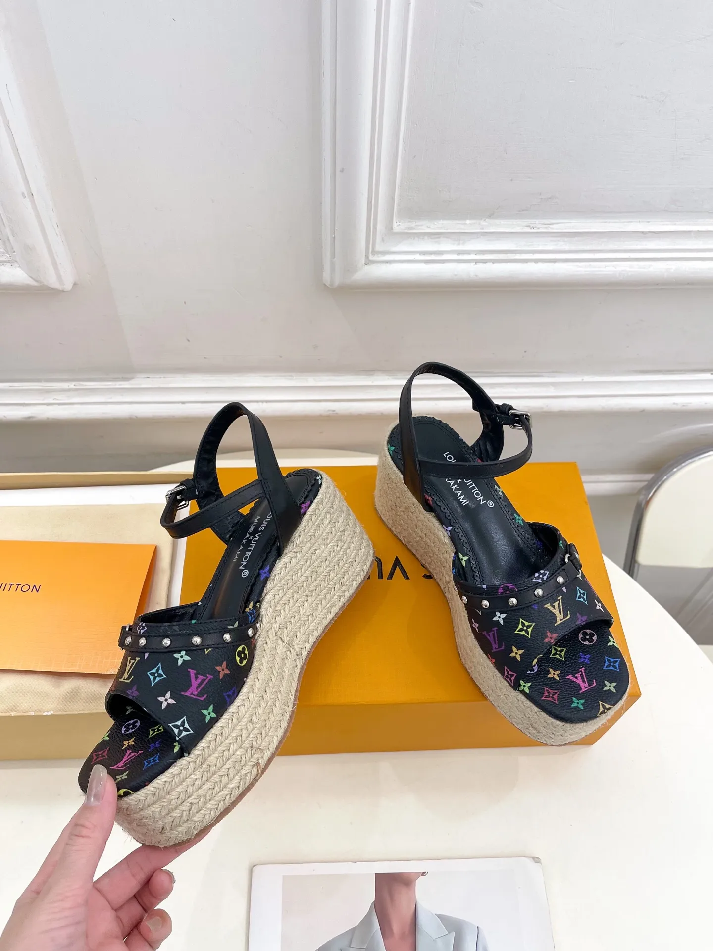 👟👟Ex-factory price 620👟👟 | Louis Vuitton 25𝐬𝐬 🧡💚2025 spring and summer new model top version‼ ️The original version is the same. The counter features the latest LV Full of high-end feel! A popular model among bloggers at home and abroad, it’s retro and fashionable and looks amazing on your feet! Mainly recommended model on the official website★ ━━━━━ ЅᏇєєt ━━━━━ ▪️Upper: Original customized cowhide print ▪️Lining: imported sheepskin lining ▪️Outsole: original molded outsole ▪️Heel height: 8cm, water platform 4.5cm ▪️Shoe size: 35-39 (customized for 40, 41)